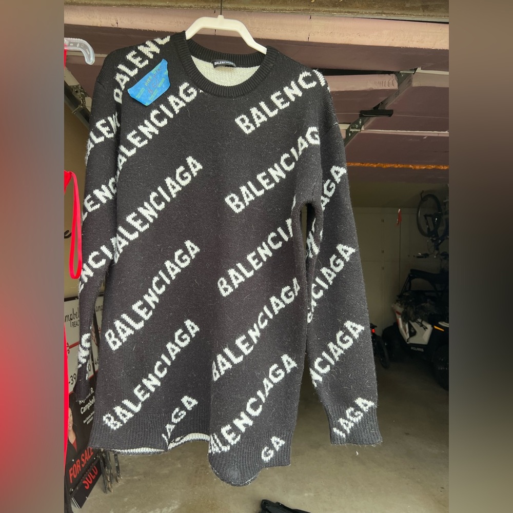 Balenciaga one one (copy) shirt size large to x large.  Bag is gray barely used
